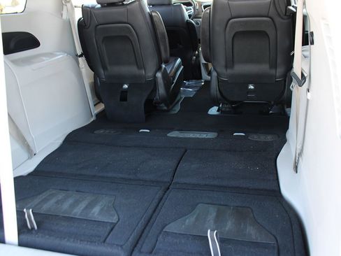 Used 2017 Chrysler Pacifica Premium image 40