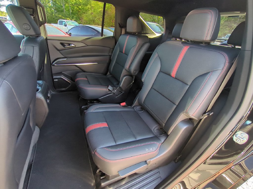 Used 2025 Chevrolet Traverse RS FWD image 15