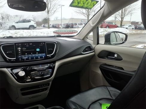 Used 2022 Chrysler Pacifica Touring-L image 12