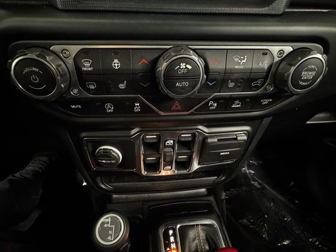 Used 2021 Jeep Wrangler Unlimited Sahara image 24
