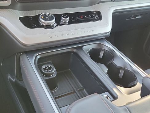 Used 2025 Ford Expedition Active image 18