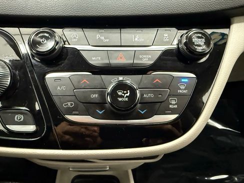 Used 2024 Chrysler Pacifica Touring-L image 36