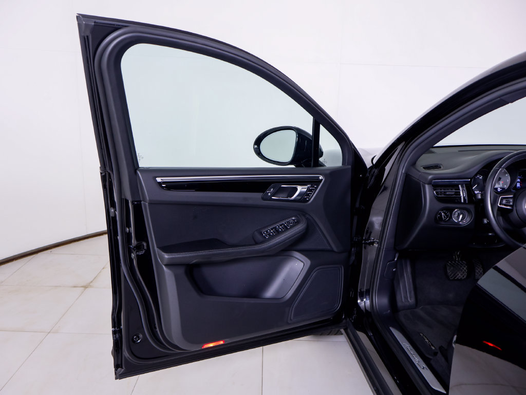 Certified 2023 Porsche Macan S AWD/4WD image 27