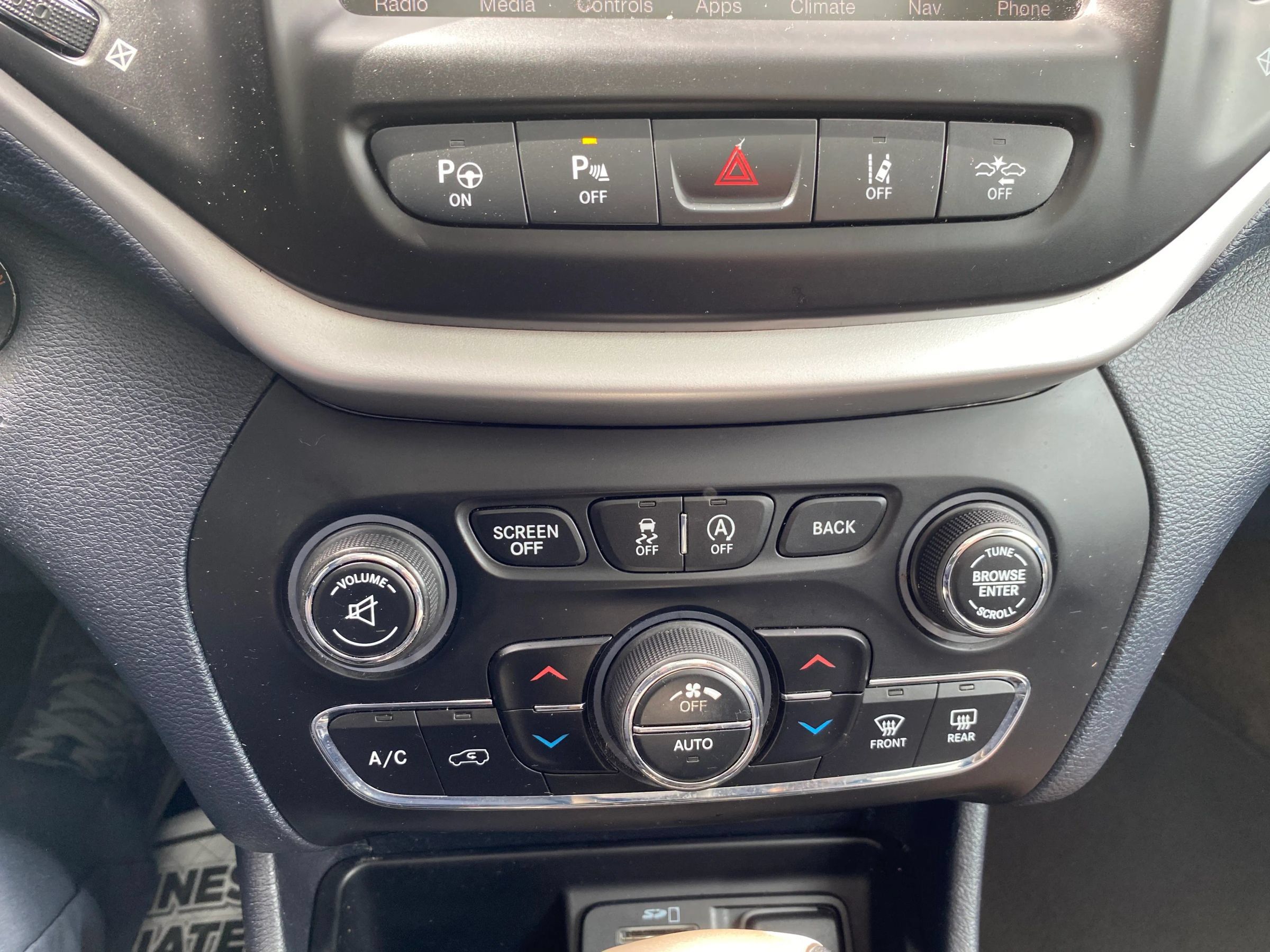 Used 2015 Jeep Cherokee Limited w/ Luxury Group AWD/4WD image 21