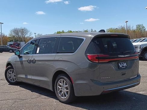 Used 2025 Chrysler Pacifica Select FWD image 3