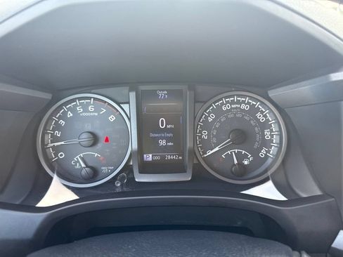 Used 2019 Toyota Tacoma TRD Off-Road w/ Technology Package AWD/4WD image 10