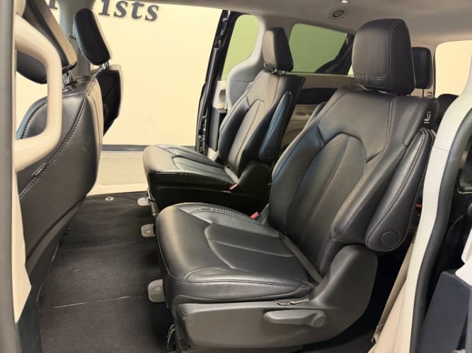 Used 2024 Chrysler Pacifica Limited FWD image 27