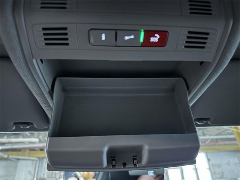 Used 2022 Volkswagen Tiguan SE image 29