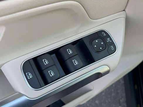 Used 2023 Mercedes-Benz GLB 250 4MATIC w/ Premium Package image 26