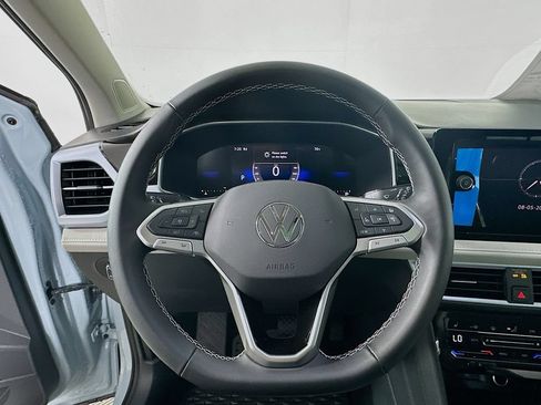 Used 2025 Volkswagen Taos SE w/ Panoramic Sunroof Package AWD/4WD image 18