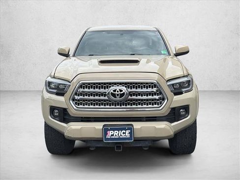 Used 2017 Toyota Tacoma TRD Sport w/ Tow Package (A/T) AWD/4WD image 2