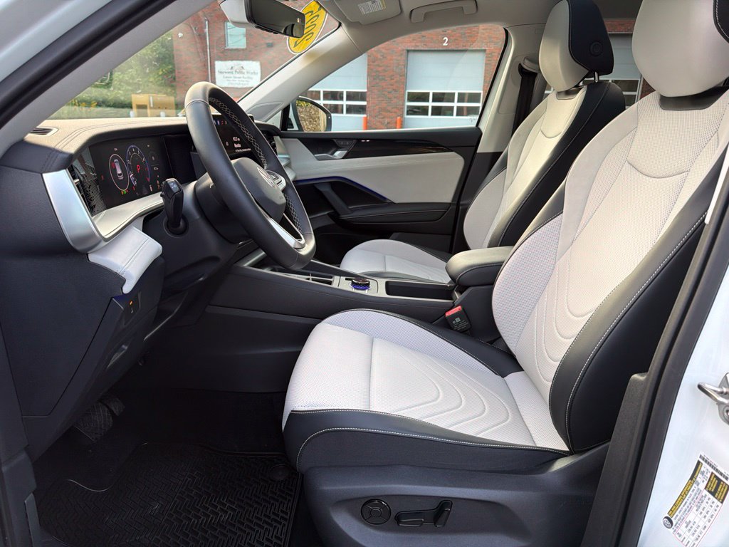 Used 2025 Volkswagen Tiguan SE w/ Panoramic Sunroof Package AWD/4WD image 15