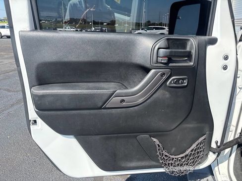 Used 2018 Jeep Wrangler Unlimited Sahara AWD/4WD image 7