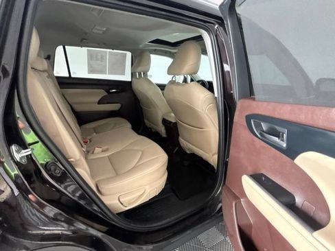 Used 2021 Toyota Highlander XLE AWD/4WD image 32