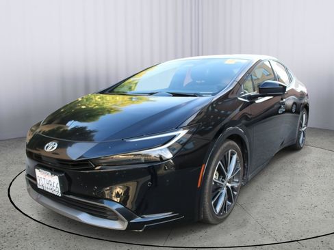 Used 2025 Toyota Prius XLE FWD image 3