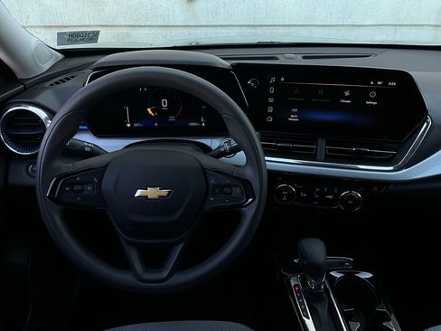 Used 2025 Chevrolet Trax LT image 13