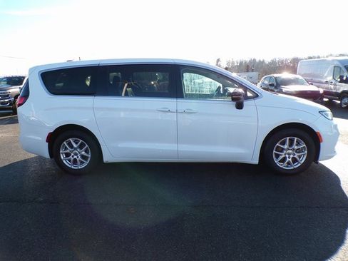 Used 2024 Chrysler Pacifica Touring-L image 5