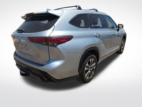 Used 2022 Toyota Highlander XLE AWD/4WD image 2