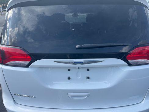 Used 2018 Chrysler Pacifica Touring-L FWD image 18