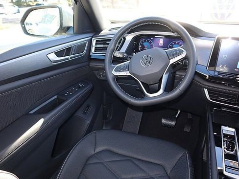 Certified 2025 Volkswagen Atlas Cross Sport SE image 9