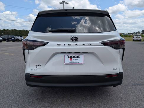 New 2026 Toyota Sienna XLE image 4