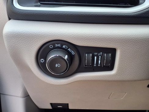 Used 2023 Chrysler Pacifica Touring-L FWD image 10