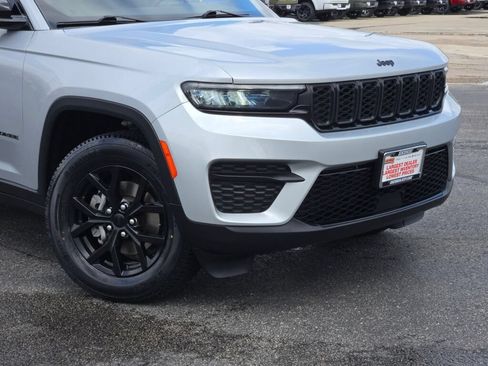 Used 2024 Jeep Grand Cherokee Altitude AWD/4WD image 2