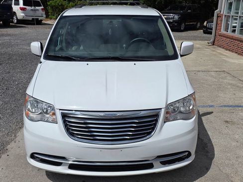 Used 2015 Chrysler Town & Country Touring FWD image 7