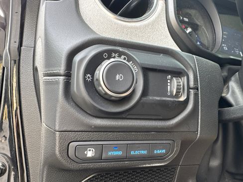 Used 2025 Jeep Wrangler Sahara w/ Safety Group image 32