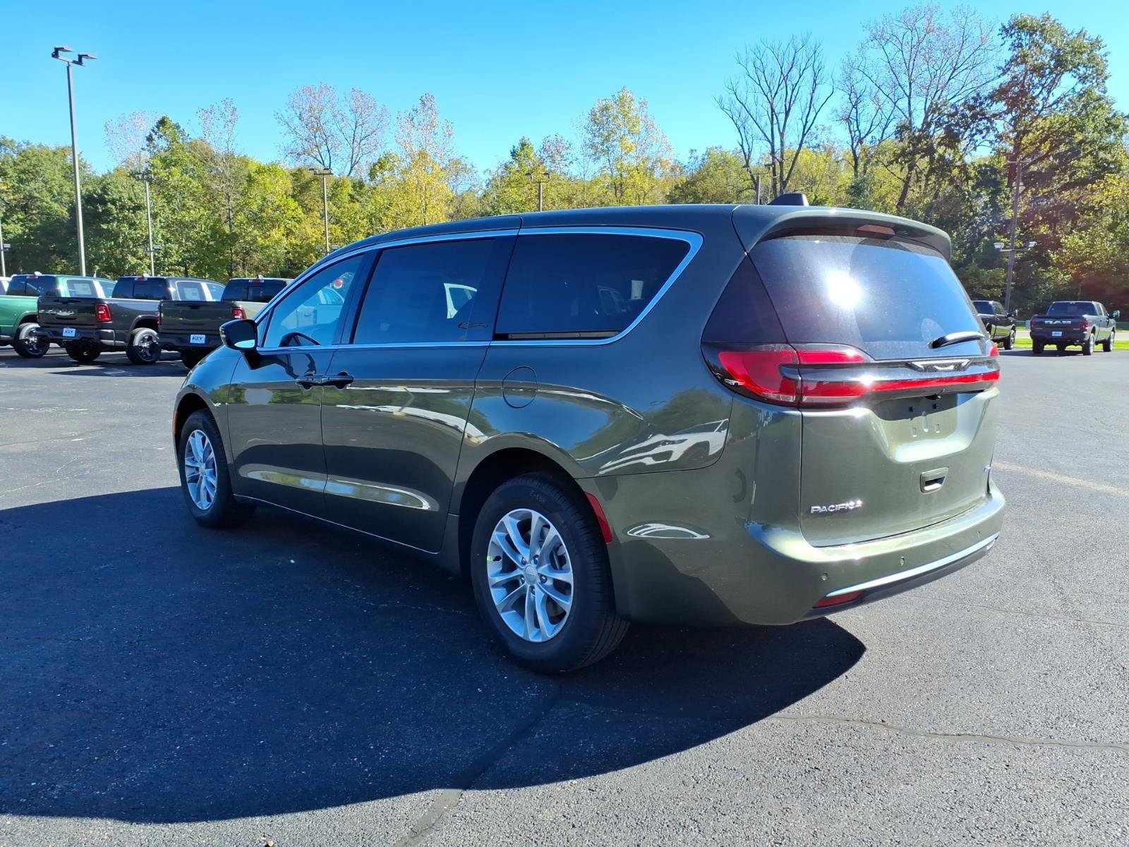 New 2027 Chrysler Pacifica Select AWD/4WD image 5