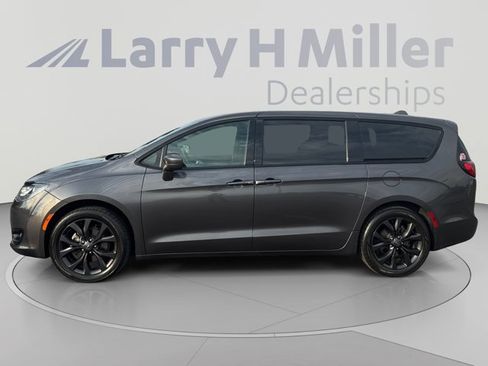 Used 2019 Chrysler Pacifica Touring Plus w/ S Appearance Package FWD image 2