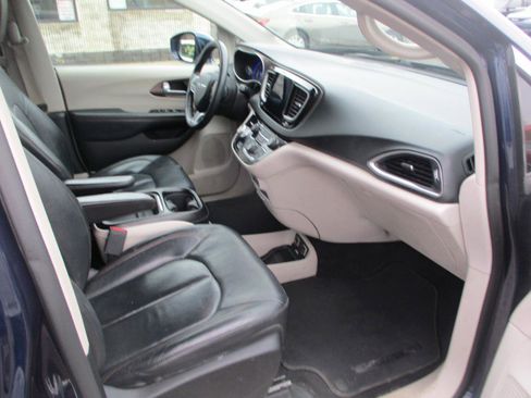 Used 2017 Chrysler Pacifica Touring-L image 8
