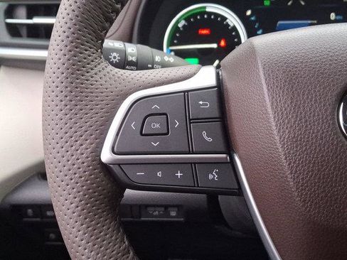 Certified 2024 Toyota Sienna Platinum image 18