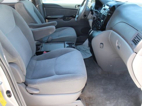 Used 2005 Toyota Sienna LE FWD image 17