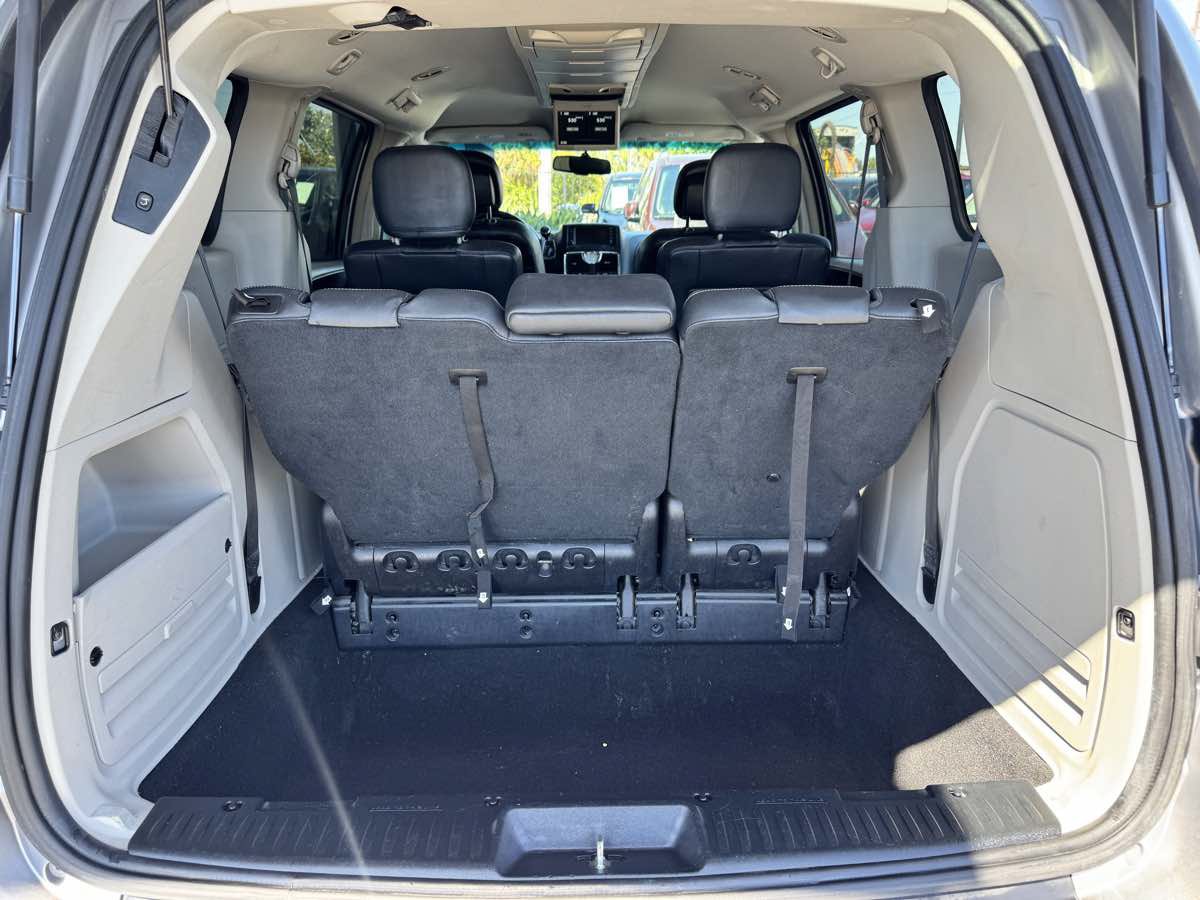 Used 2016 Chrysler Town & Country Touring FWD image 24