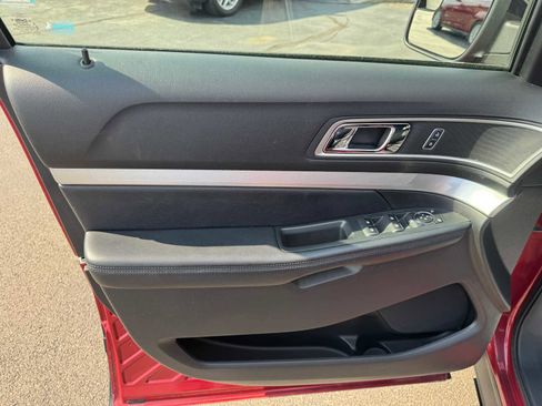 Used 2017 Ford Explorer XLT w/ Equipment Group 202A FWD image 17