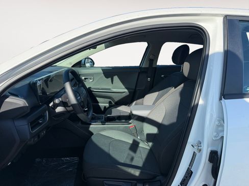 New 2025 Kia K4 LXS image 10