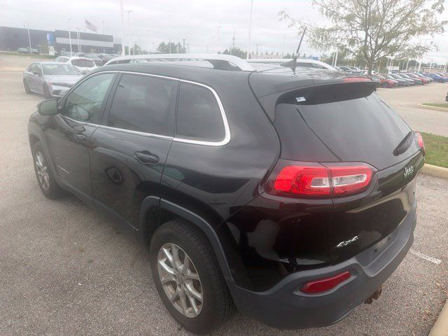 Used 2017 Jeep Cherokee Latitude AWD/4WD image 2