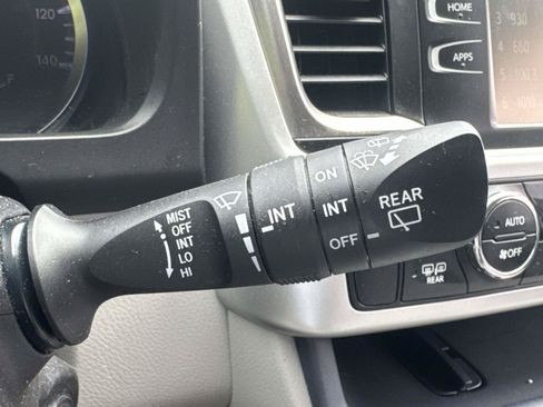 Used 2016 Toyota Highlander Plus AWD/4WD image 24