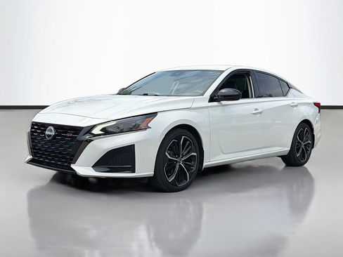 Used 2023 Nissan Altima 2.5 SR FWD image 2