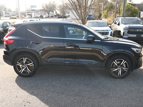 Used 2025 Volvo XC40 B5 Core image 15