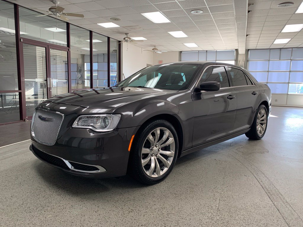 Used 2019 Chrysler 300 Touring w/ Quick Order Package 2EF RWD image 4