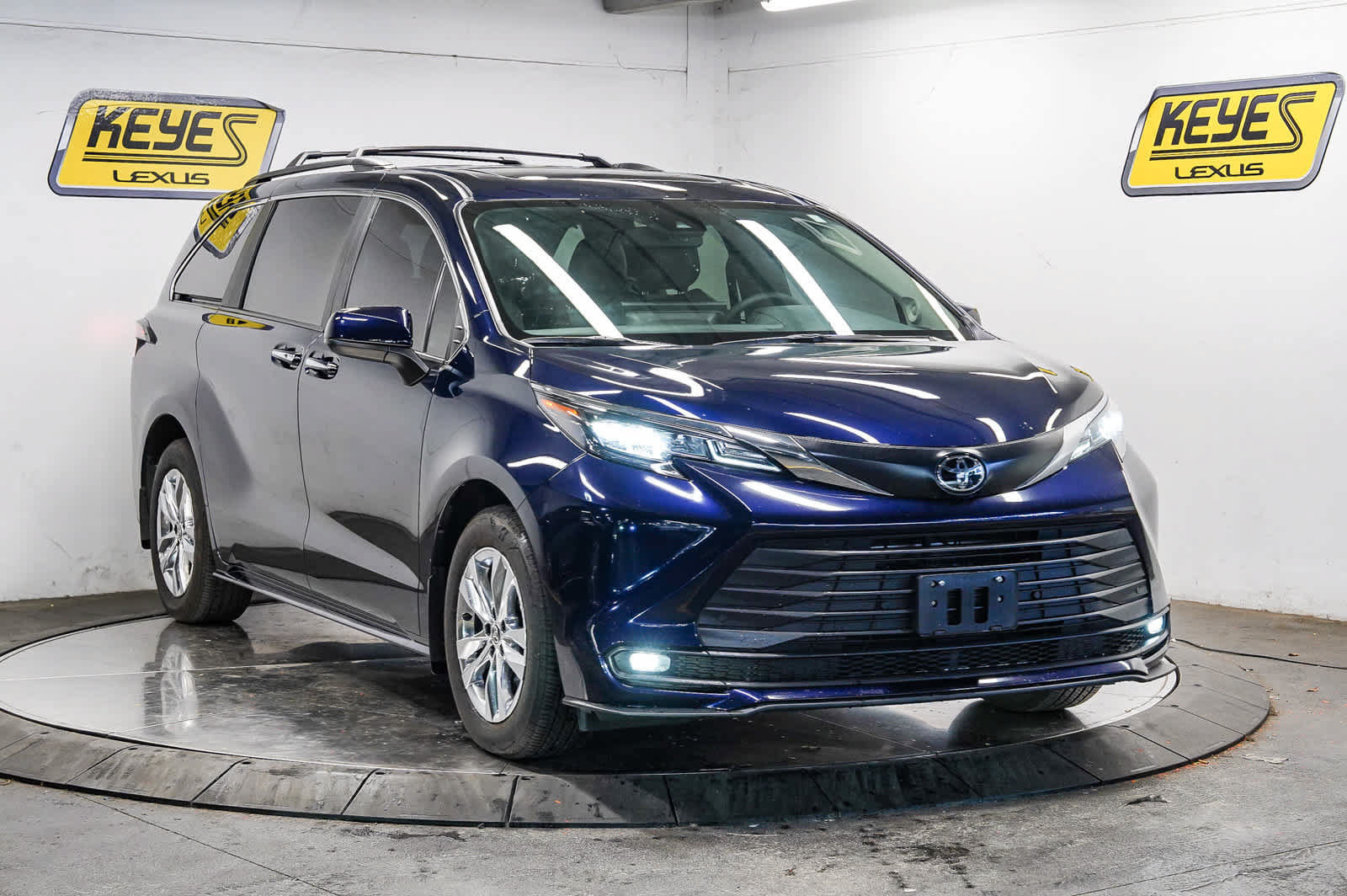 Used 2026 Toyota Sienna XLE FWD image 5