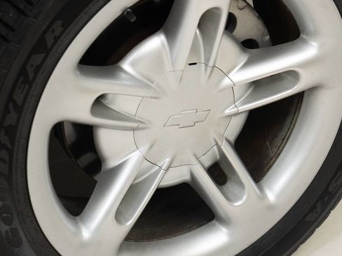 Used 2004 Chevrolet SSR w/ Preferred Equipment Group image 46