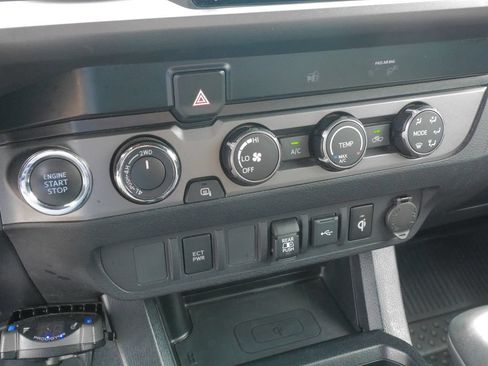 Used 2020 Toyota Tacoma TRD Sport AWD/4WD image 25