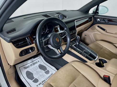 Certified 2021 Porsche Macan image 4
