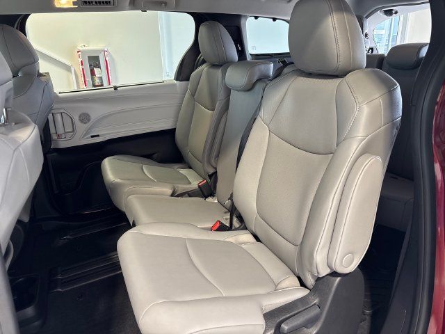 Used 2026 Toyota Sienna XLE FWD image 17