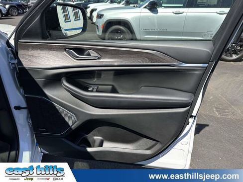 Used 2023 Jeep Grand Cherokee Overland AWD/4WD image 27