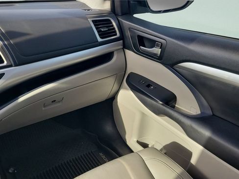 Used 2019 Toyota Highlander XLE FWD image 13