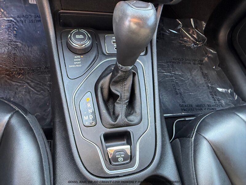 Used 2019 Jeep Cherokee Latitude Plus AWD/4WD image 27